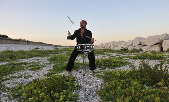 Stefano Del Sole percussionista e compositore, scrive musica per batteria, marimba e vibrafono
